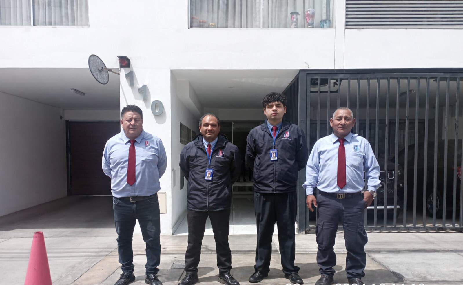 Equipo de Halcones MYA frente a las instalaciones de un cliente